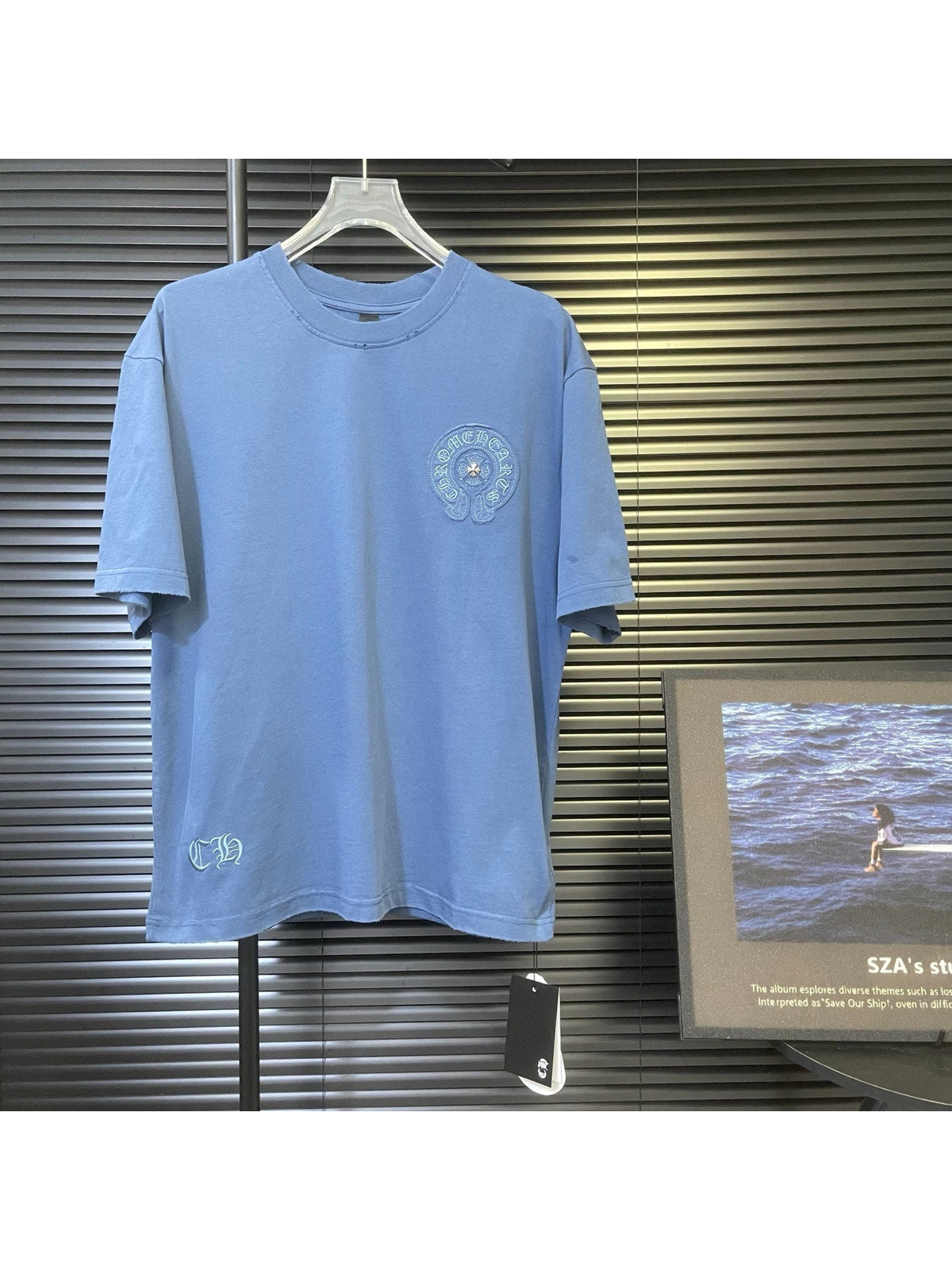 Remera azul con emblema circular | Chrome Hearts