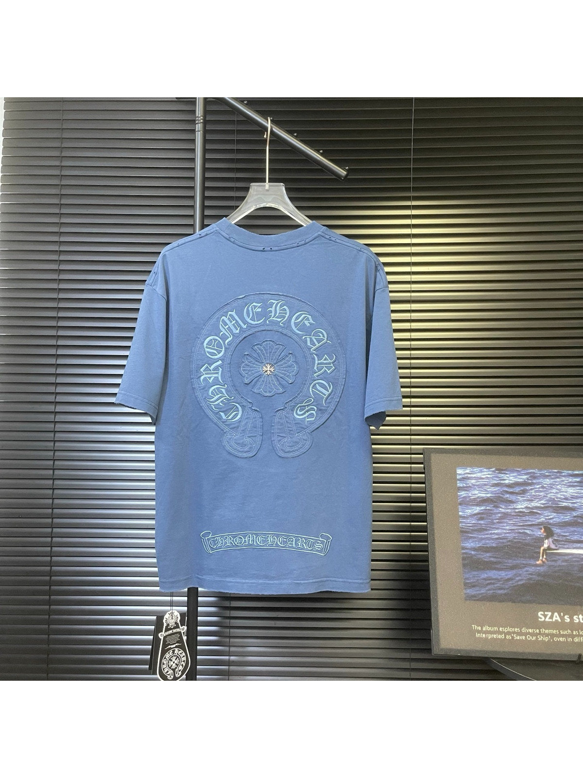 Remera azul con emblema circular | Chrome Hearts