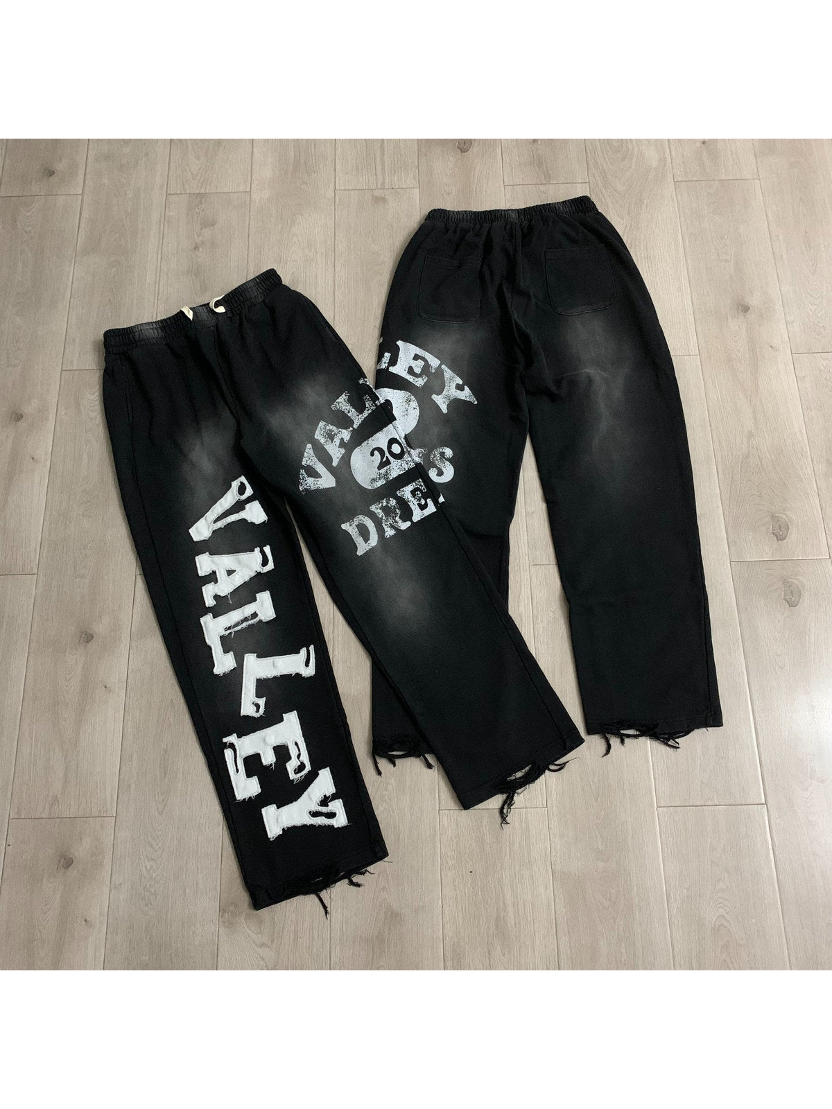 Pantal�n negro con letras Valley Dreams � Valley | Valley