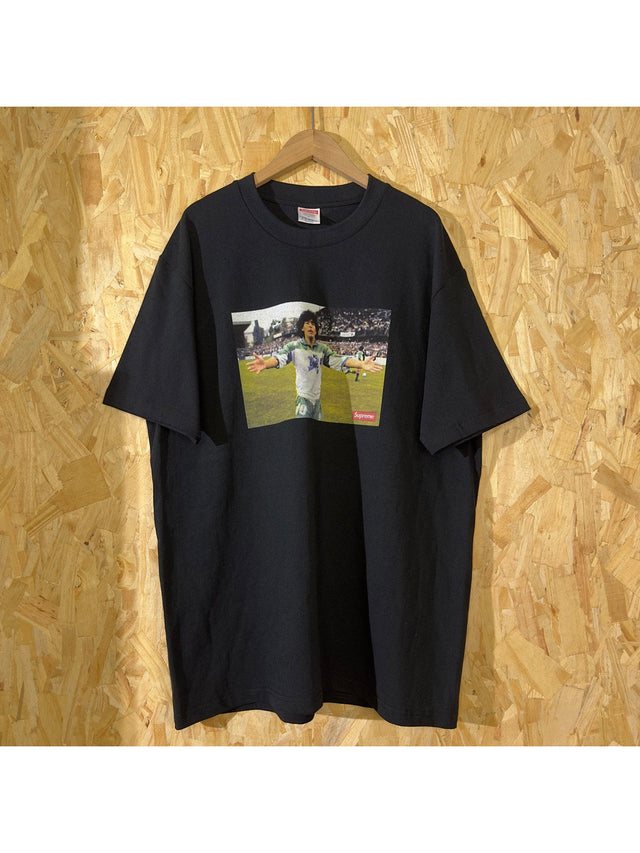 Remera negra con fotograf�a de f�tbol � Supreme | Supreme