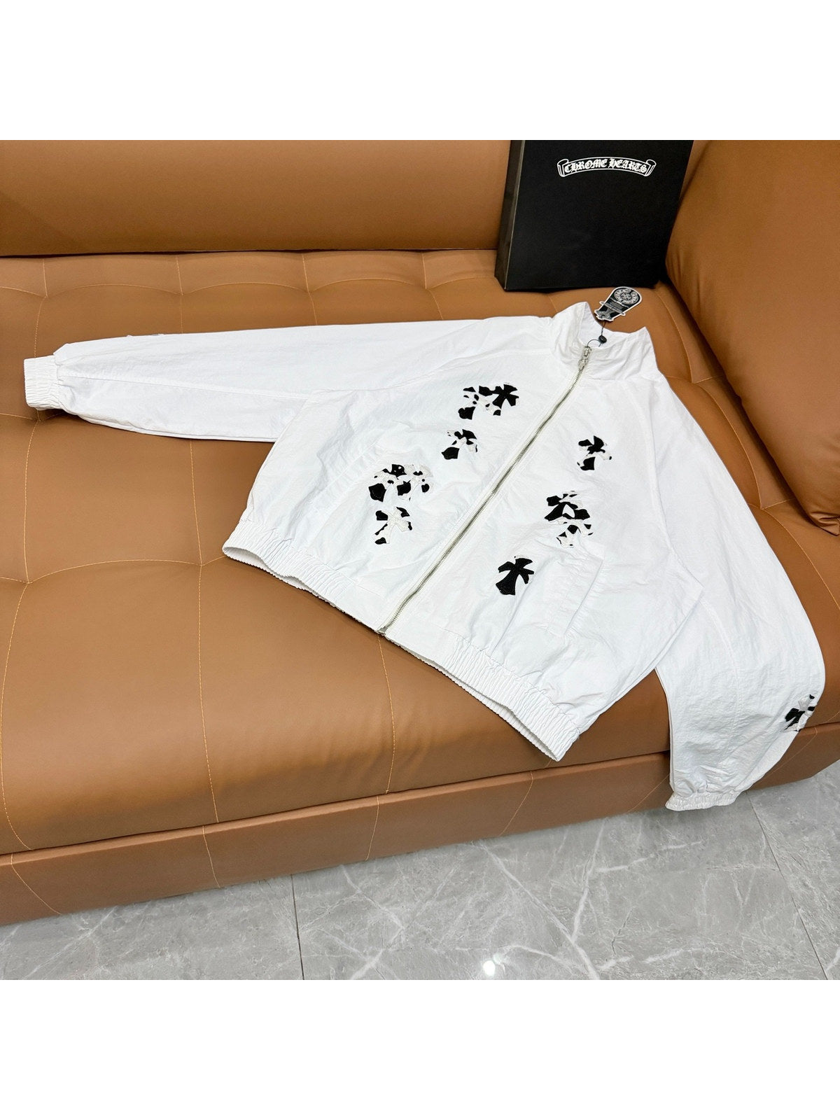 Campera blanca con cierre y cruces negras | Chrome Hearts