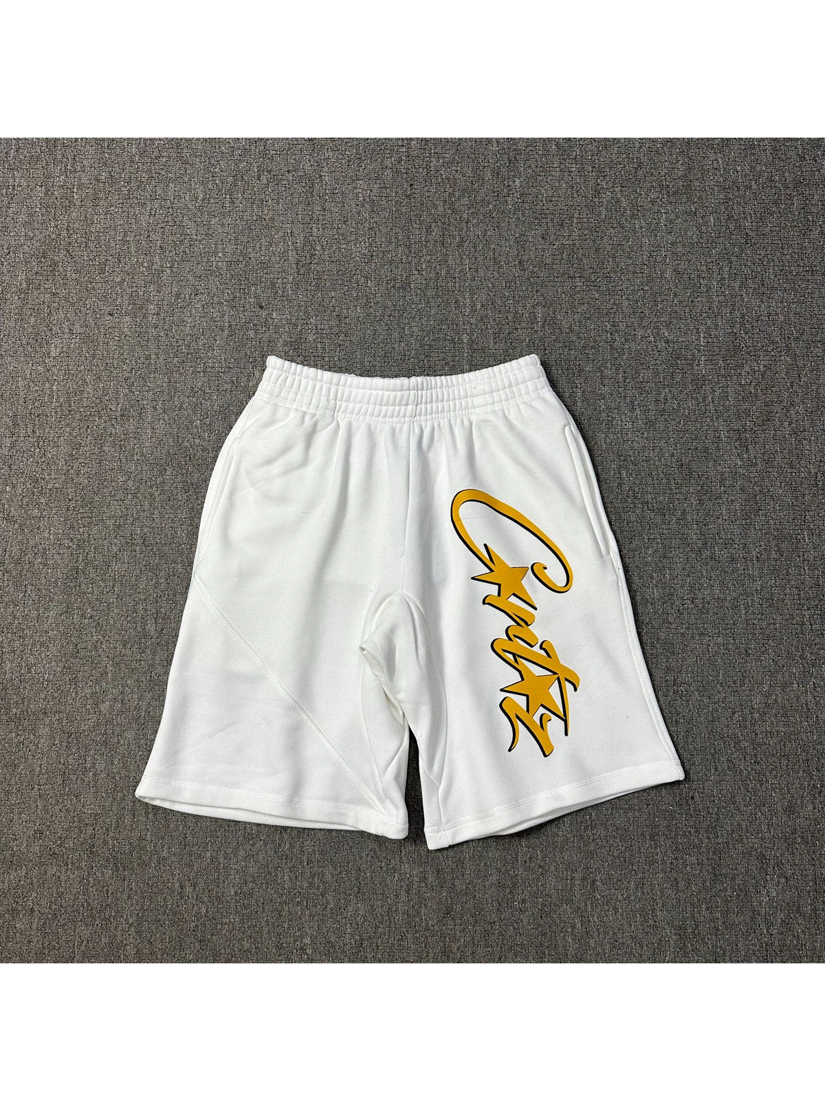 Short blanco con inscripci�n amarilla � Corteiz | Corteiz