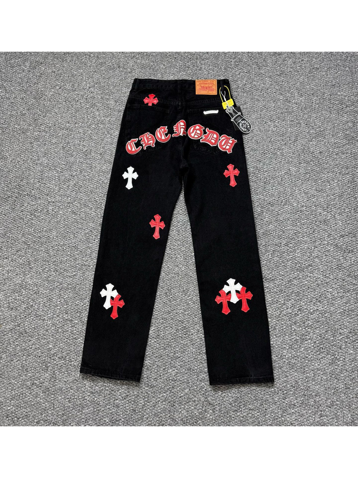 Jean negro con cruces rojas y blancas | Chrome Hearts