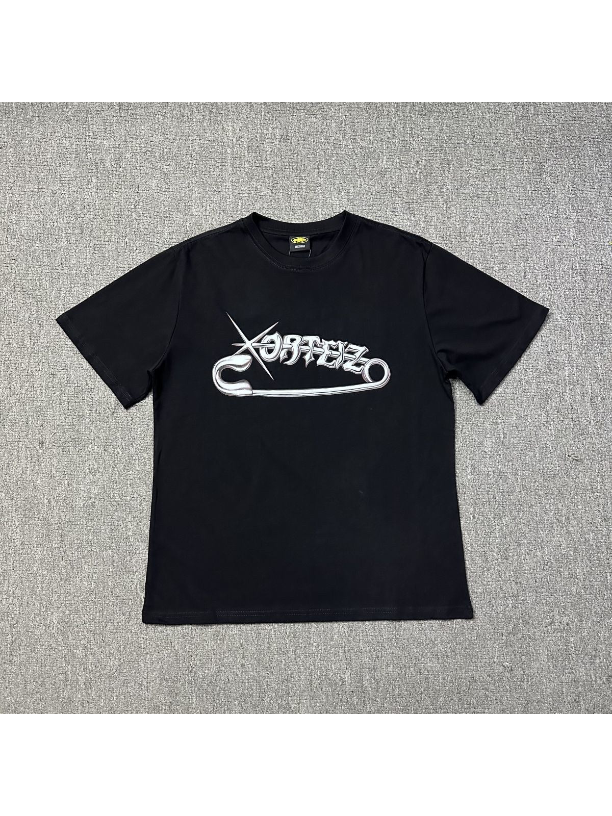 Remera negra con logo gr�fico blanco | Corteiz