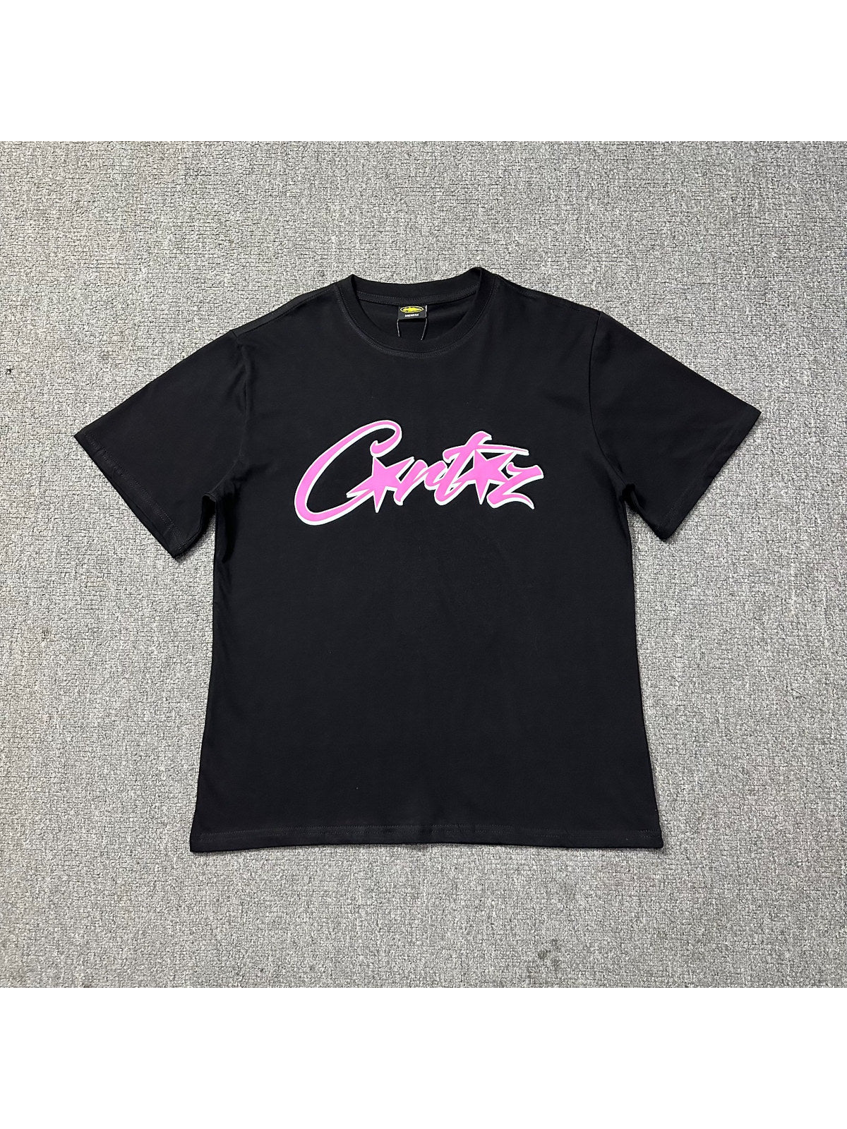 Remera negra con logo manuscrito rosa | Corteiz