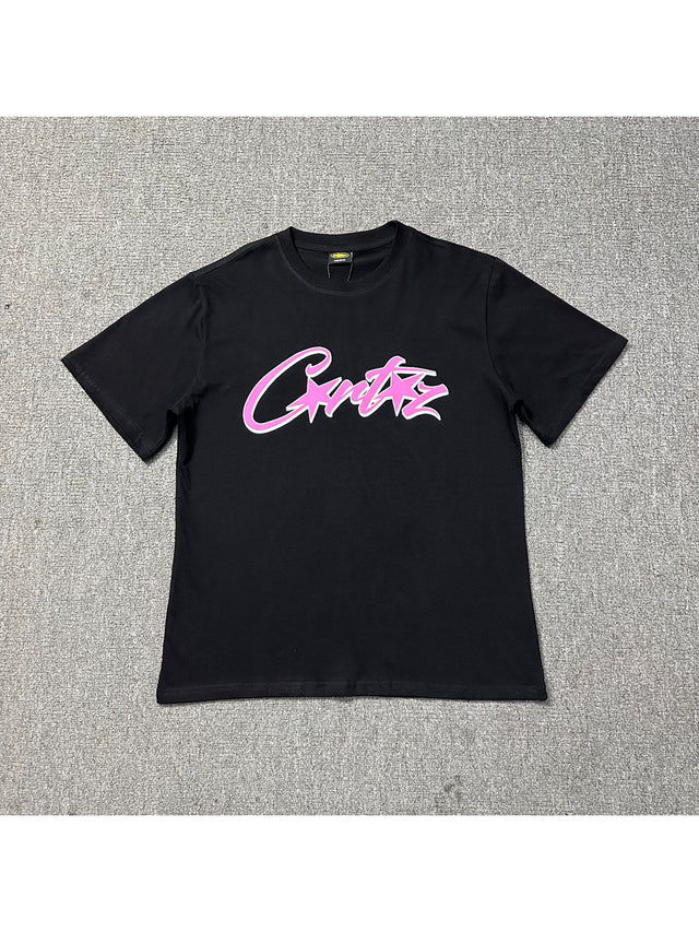 Remera negra con logo manuscrito rosa | Corteiz