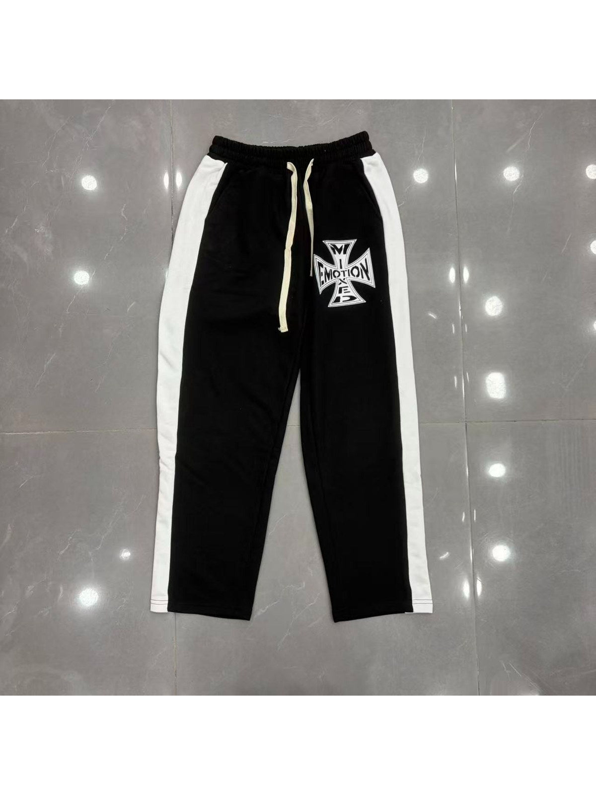 Pantal�n negro con franjas blancas y emblema � Mixed Emotion | Mixed Emotion