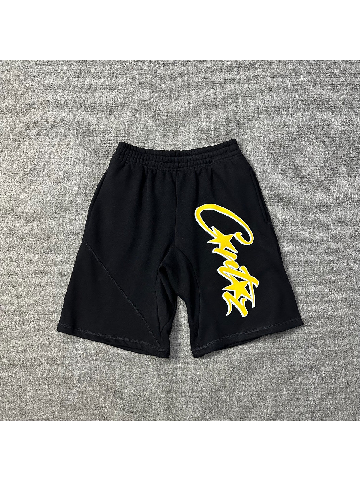 Short negro con logo amarillo | Corteiz