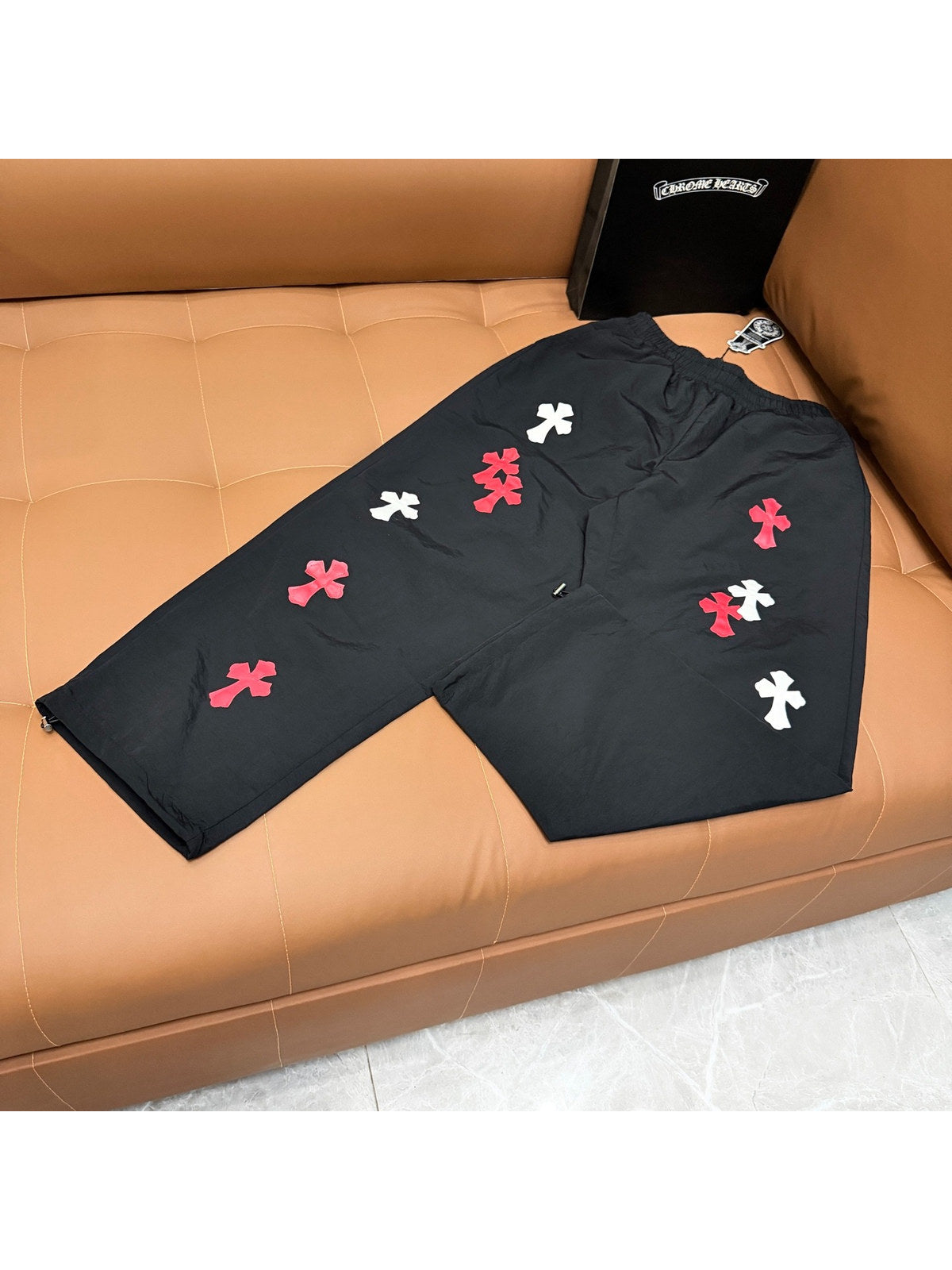 Pantal�n negro con cruces rojas y blancas | Chrome Hearts