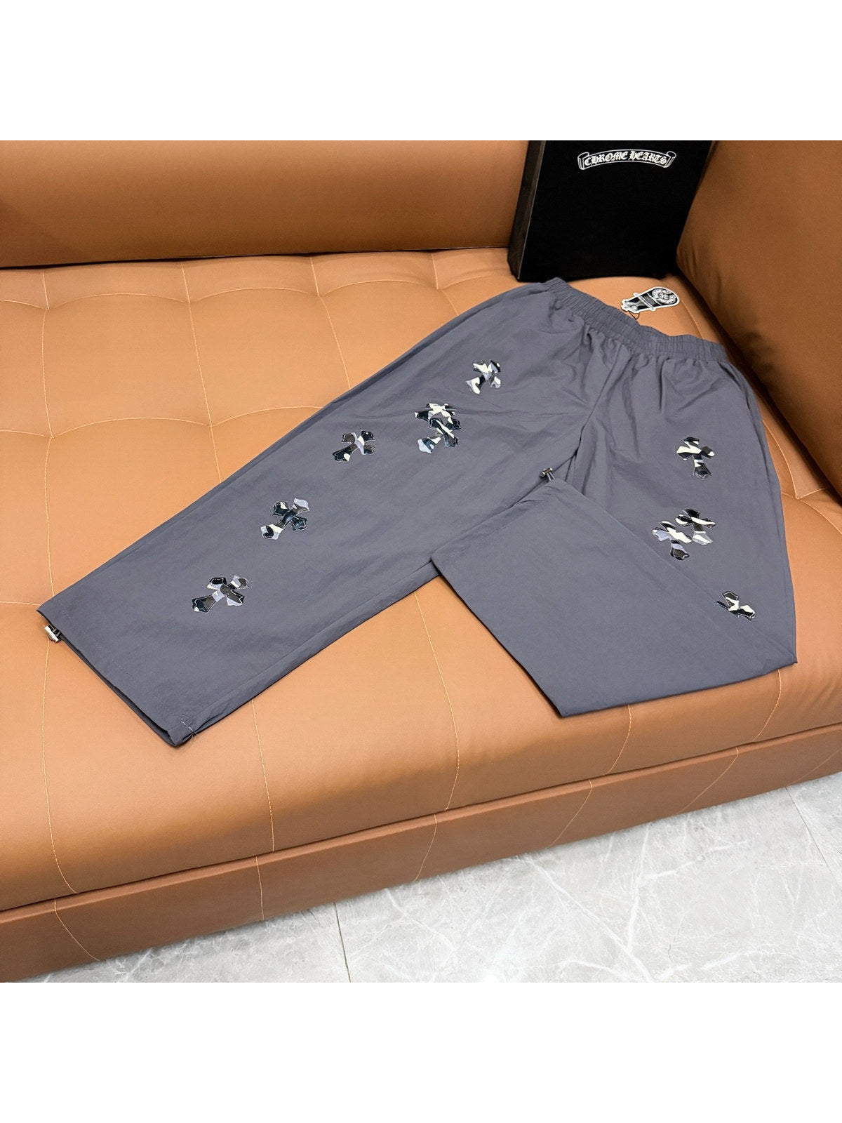 Pantal�n gris con cruces blancas y negras | Chrome Hearts