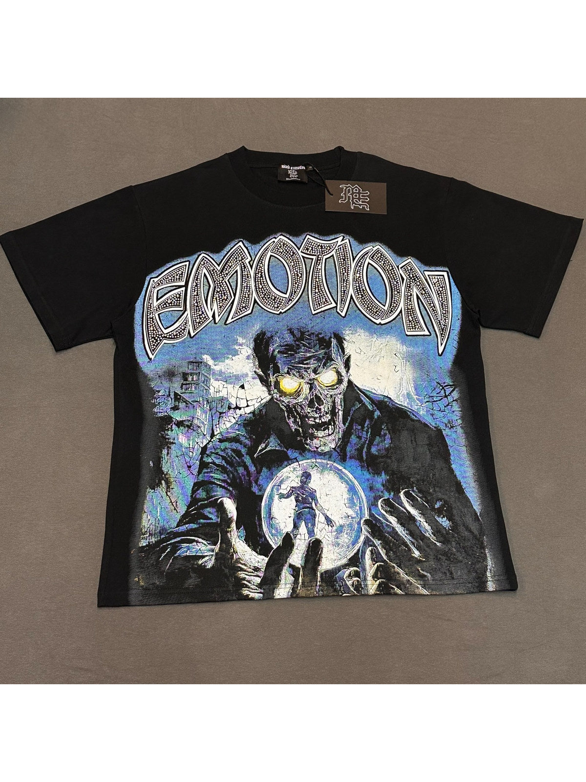 Remera negra con figura y esfera � Mixed Emotion | Mixed Emotion