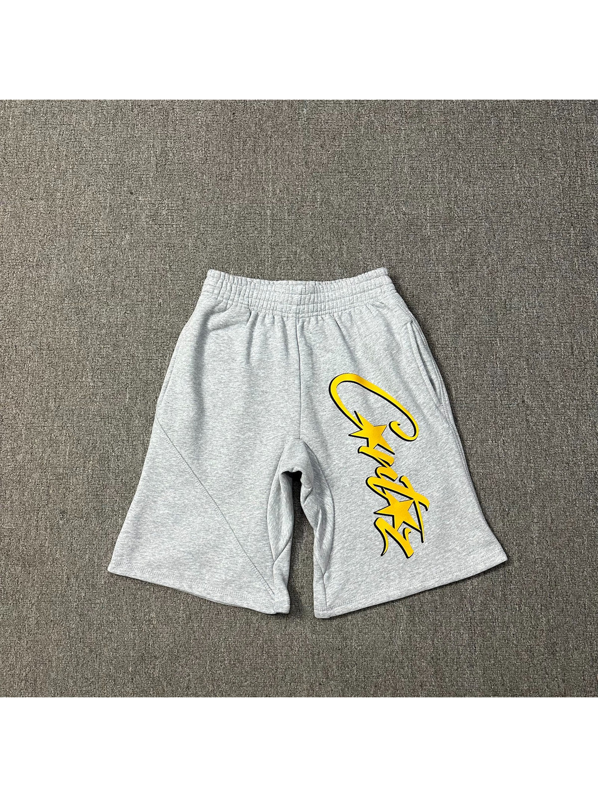 Short gris con logo amarillo | Corteiz