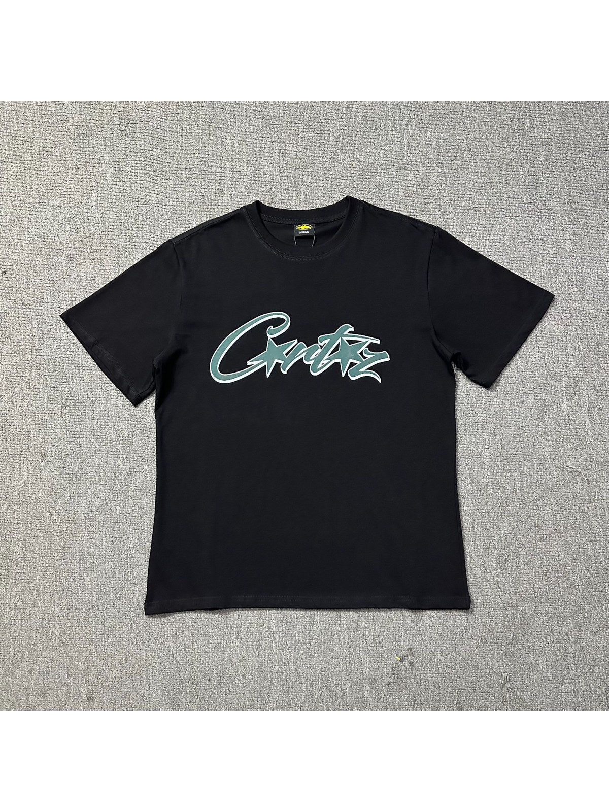 Remera negra con logo manuscrito claro | Corteiz