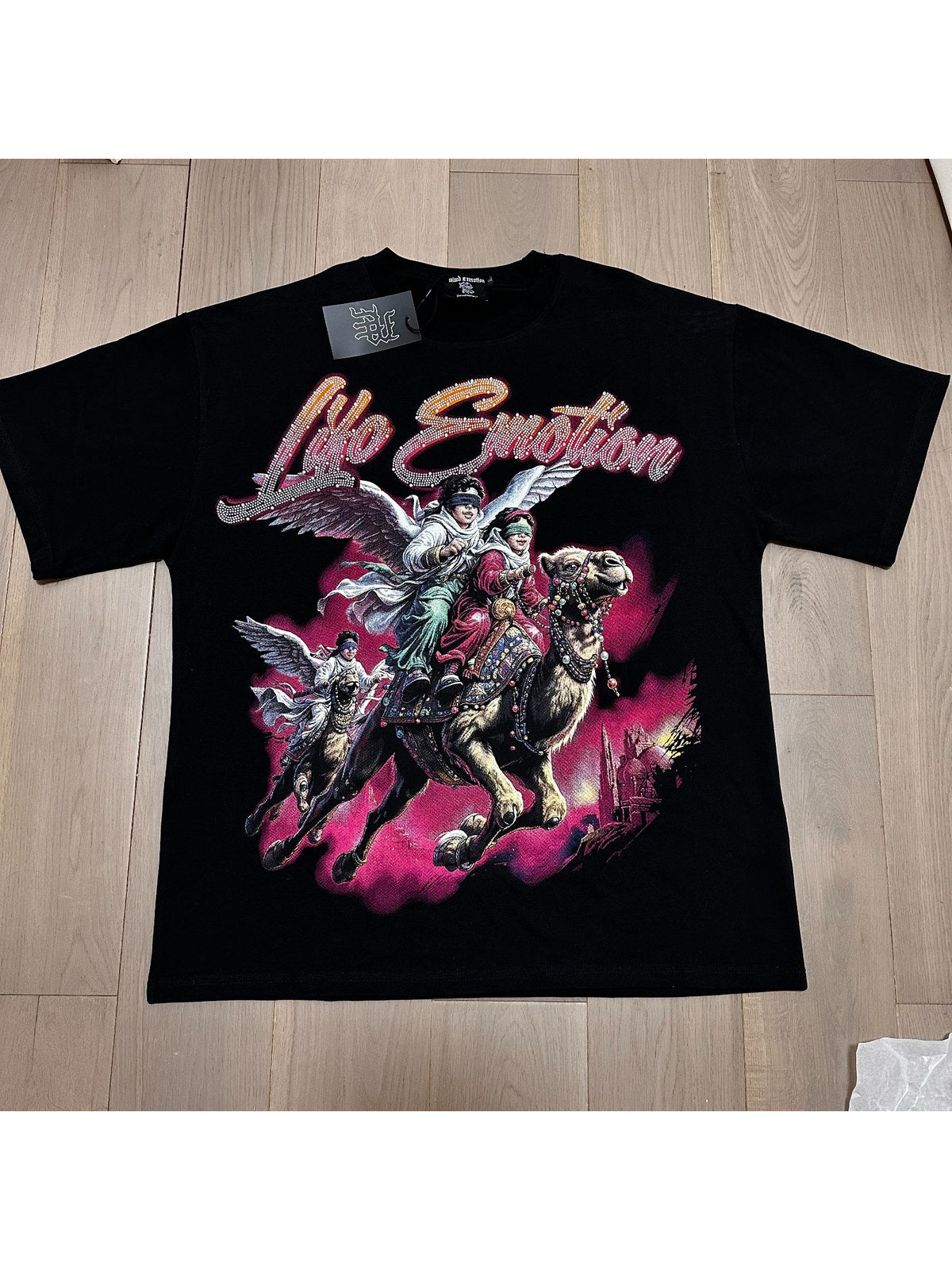 Remera negra con jinete en tonos rosa � Mixed Emotion | Mixed Emotion