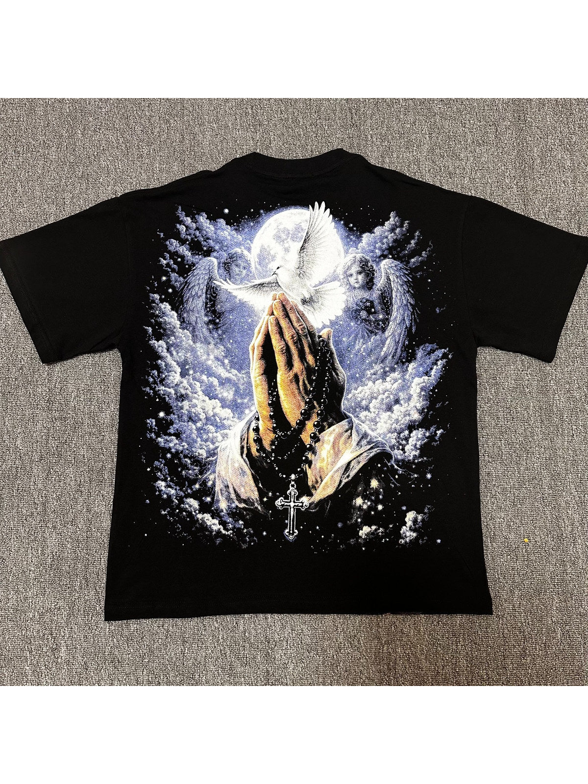 Remera negra con manos en oraci�n � Mixed Emotion | Mixed Emotion