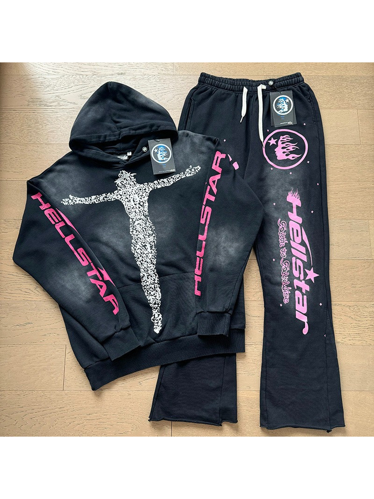 Conjunto Hellstar negro con cruz y detalles rosas | Hellstar
