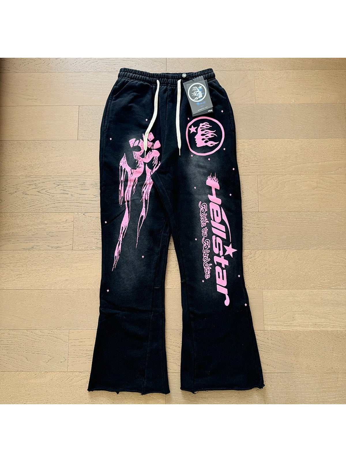 Conjunto Hellstar negro con cruz y detalles rosas | Hellstar