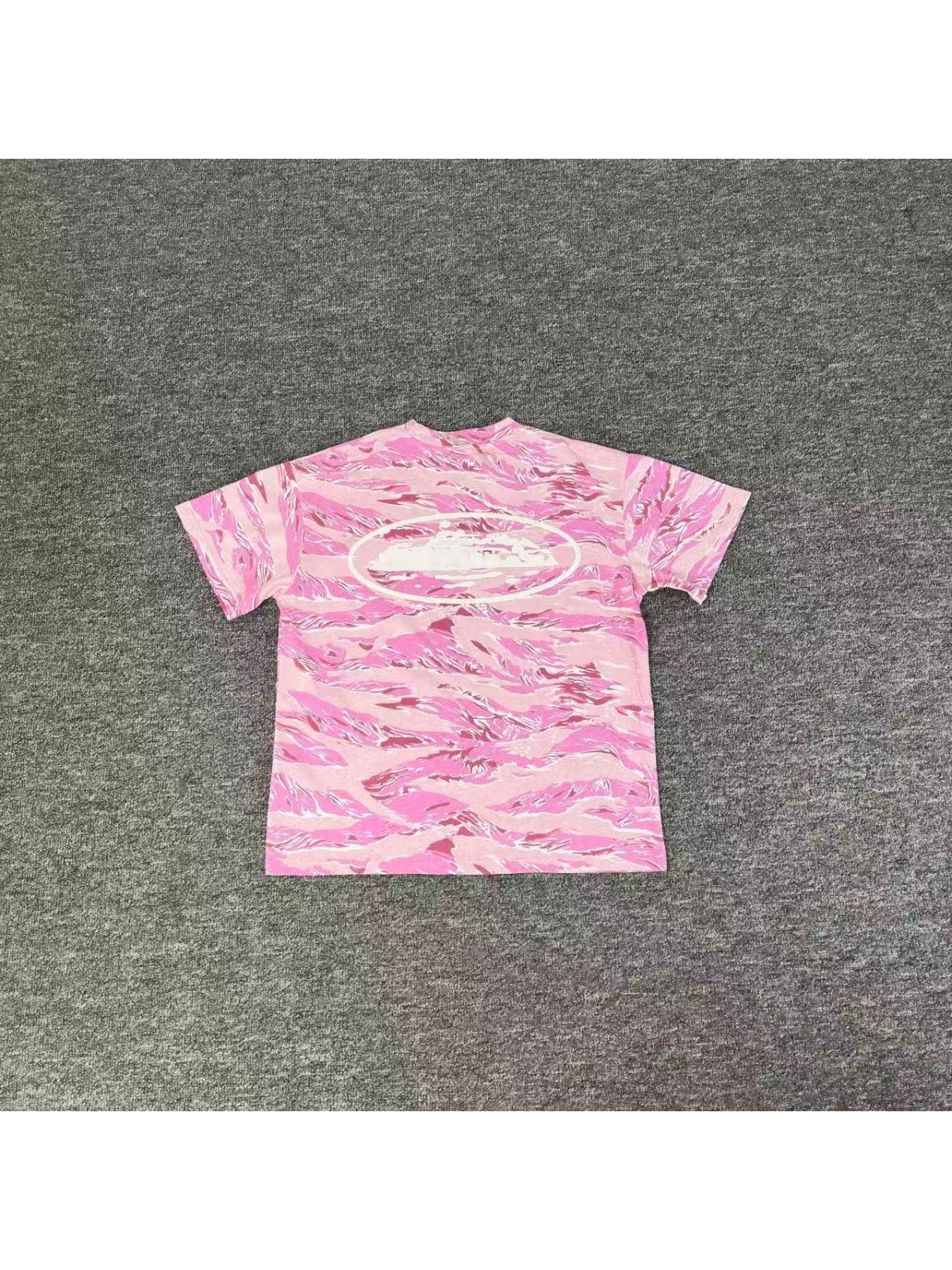 Remera camuflada rosa con emblema blanco | Corteiz