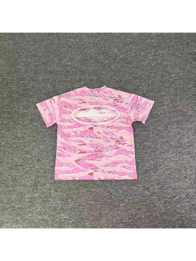 Remera camuflada rosa con emblema blanco | Corteiz