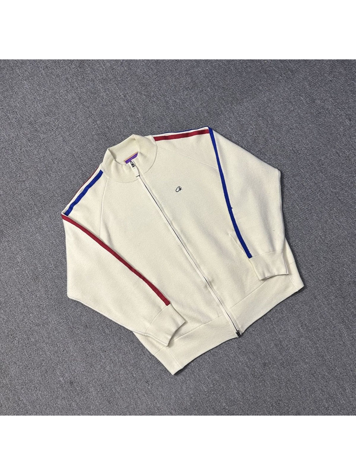 Campera crema con l�neas rojas y azules | Corteiz