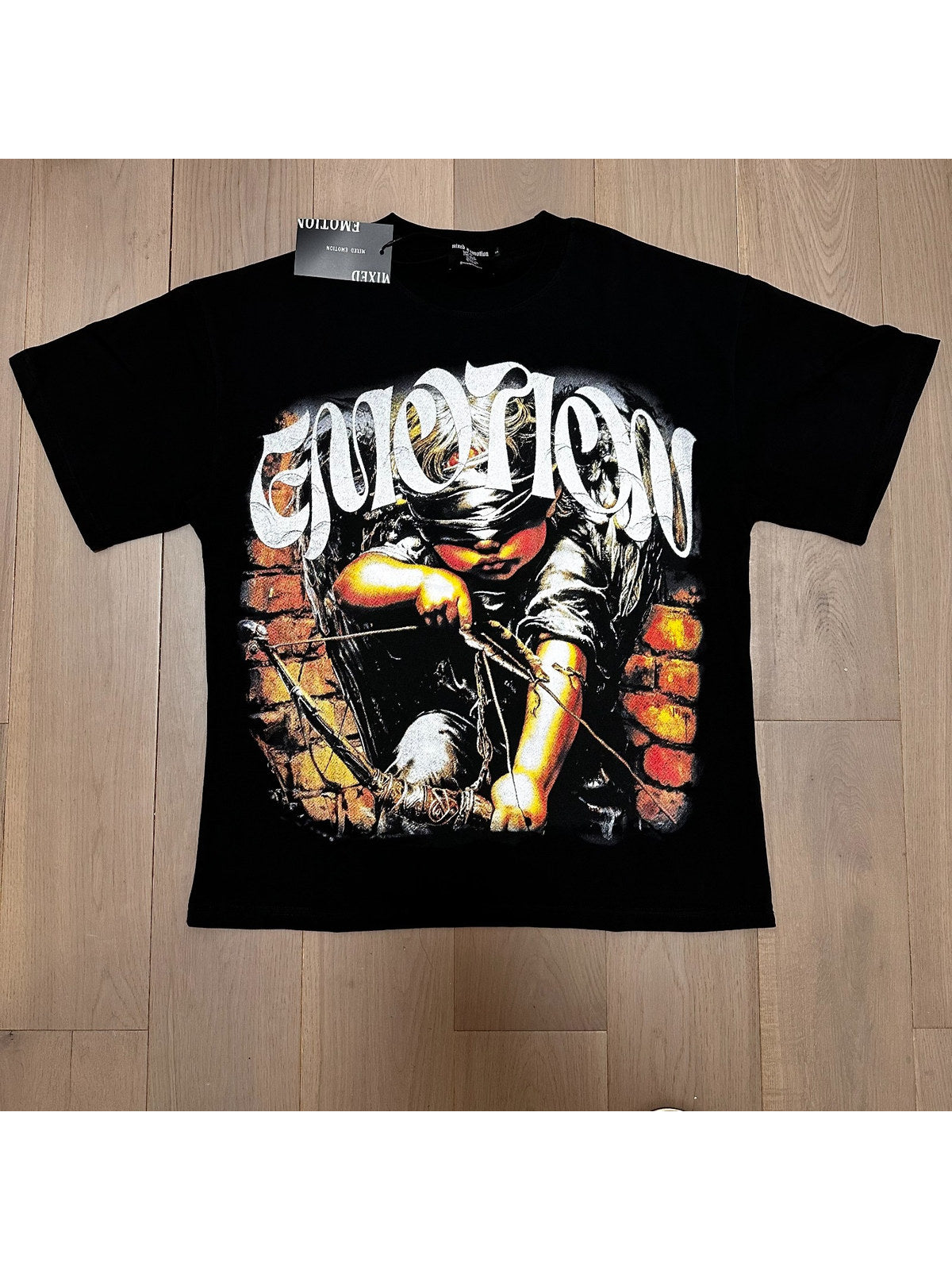 Remera negra con figura enmascarada � Mixed Emotion | Mixed Emotion