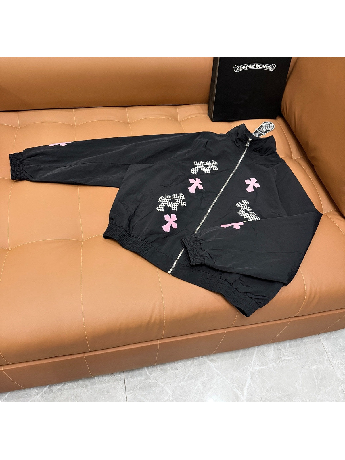 Campera negra con cierre y cruces rosas y grises | Chrome Hearts