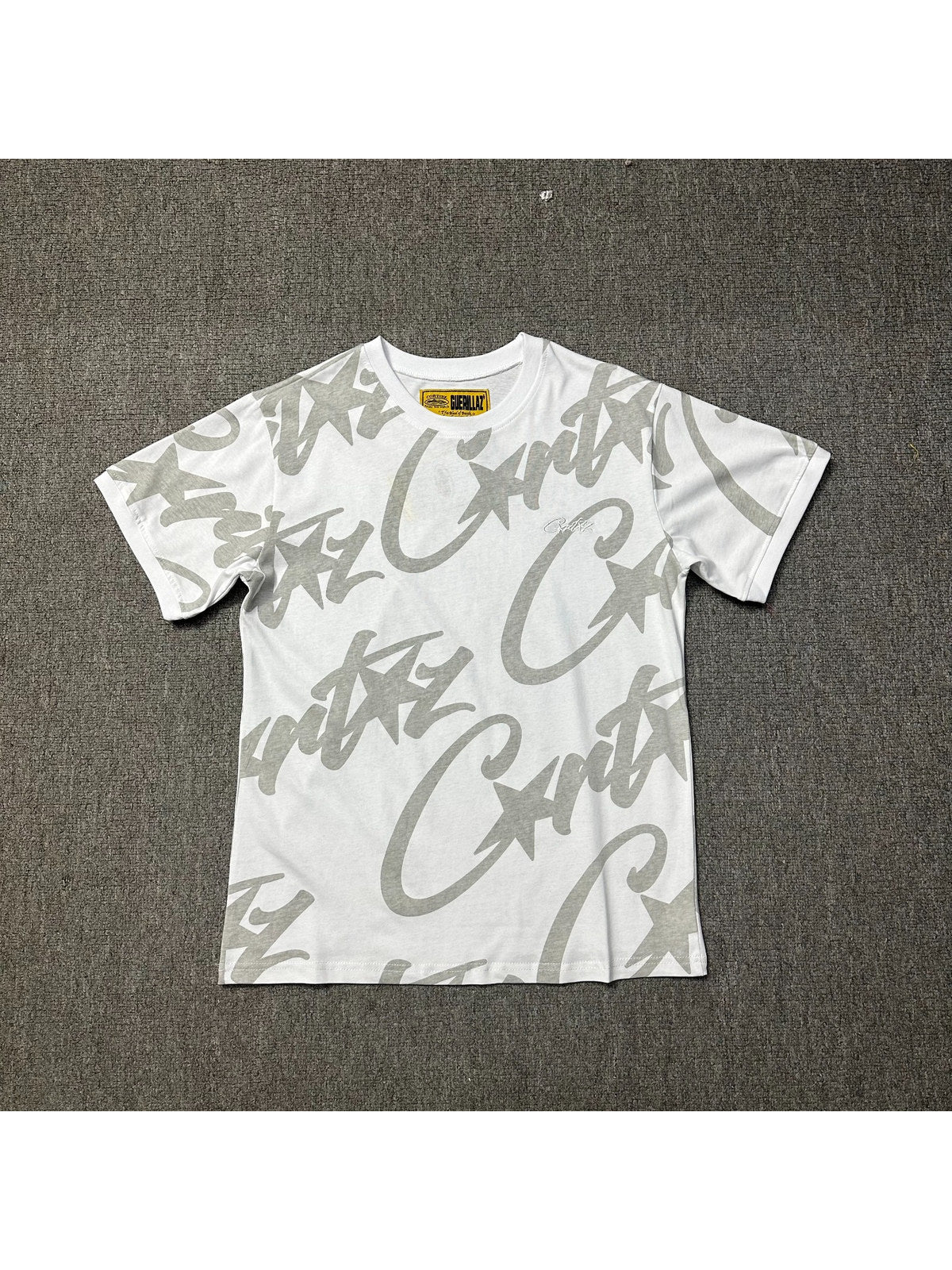 Remera blanca con logos grises integrales | Corteiz