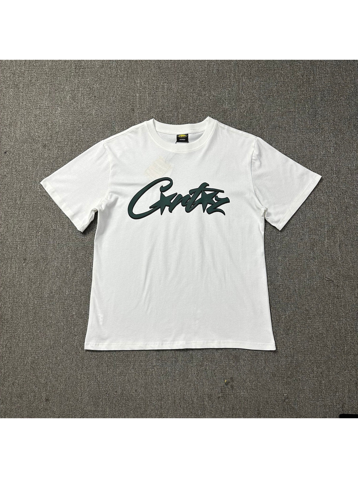 Remera blanca con logo manuscrito verde oscuro | Corteiz