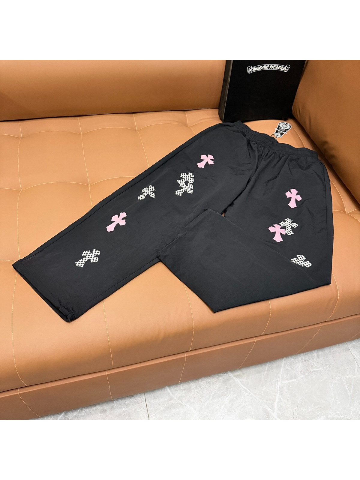 Pantal�n negro con cruces rosas y grises | Chrome Hearts