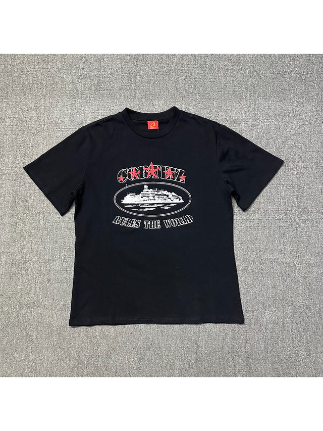 Remera negra con estrellas rojas y emblema | Corteiz