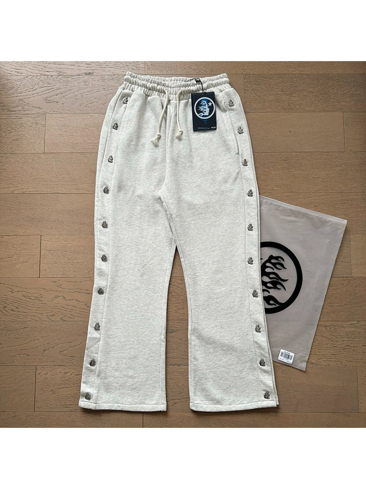Pantal�n Hellstar gris claro con broches laterales | Hellstar
