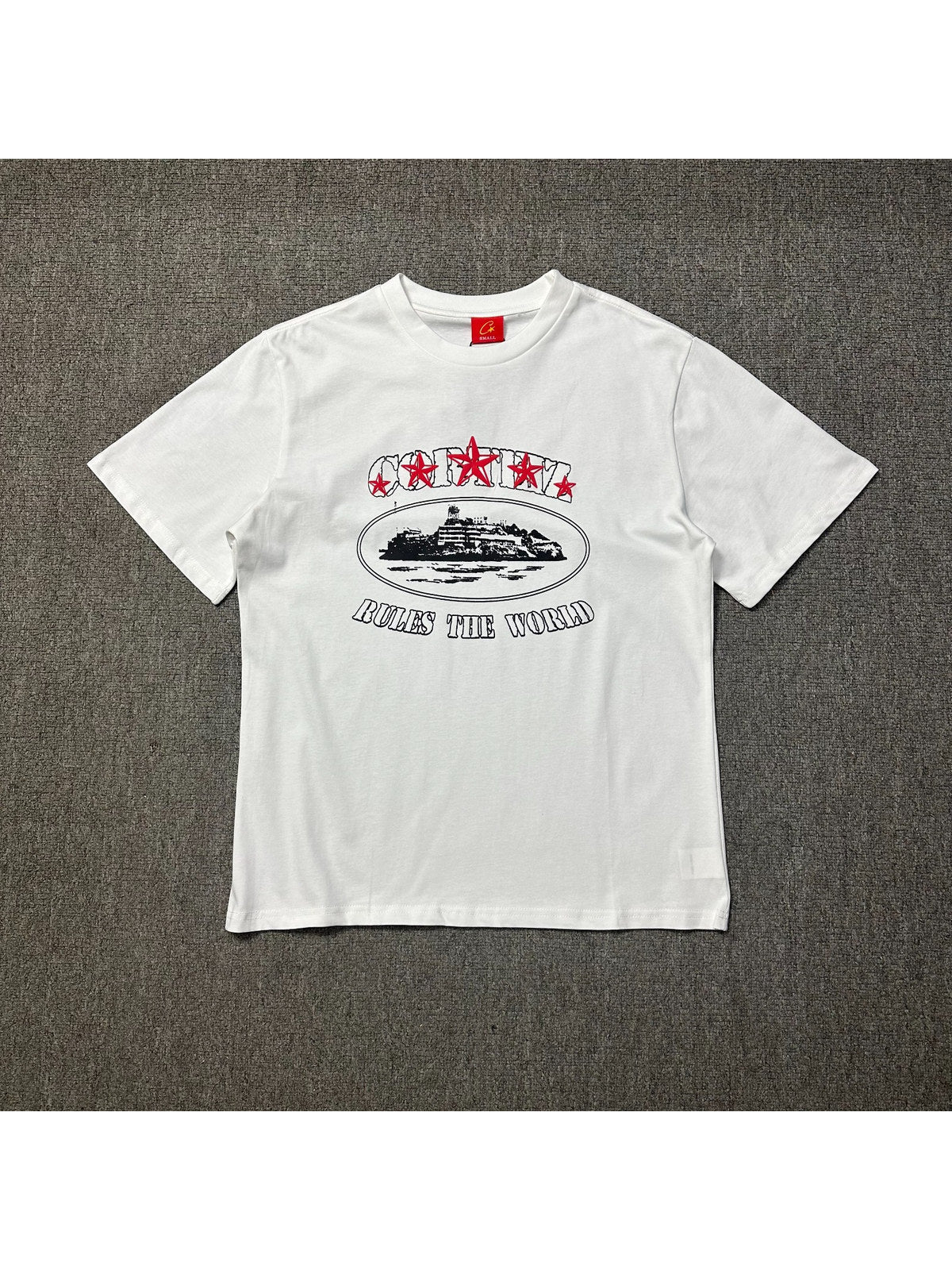 Remera blanca con estrellas rojas y emblema | Corteiz