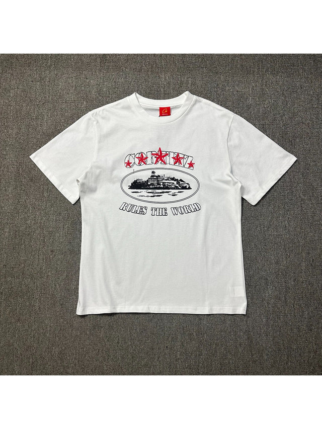 Remera blanca con estrellas rojas y emblema | Corteiz