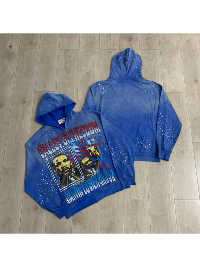 Campera azul con cierre y estampado de rostros · Valley | Valley