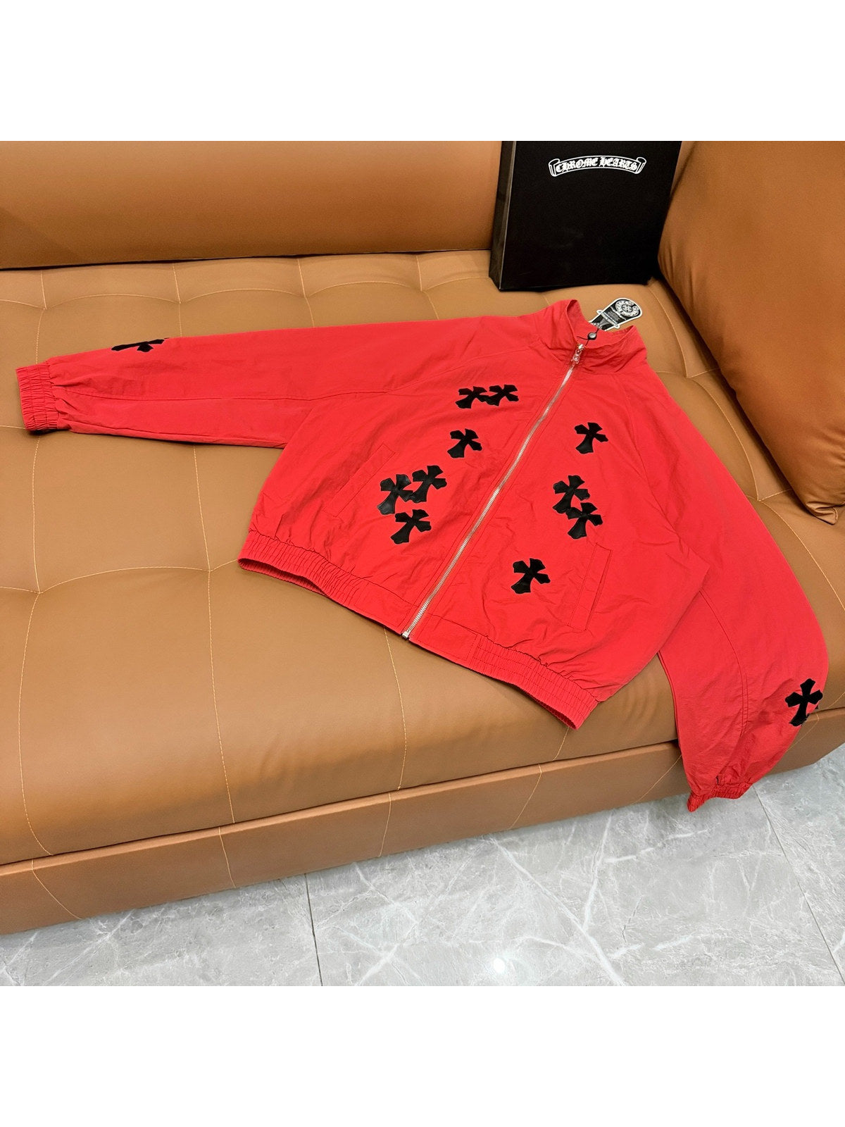 Campera roja con cierre y cruces negras | Chrome Hearts