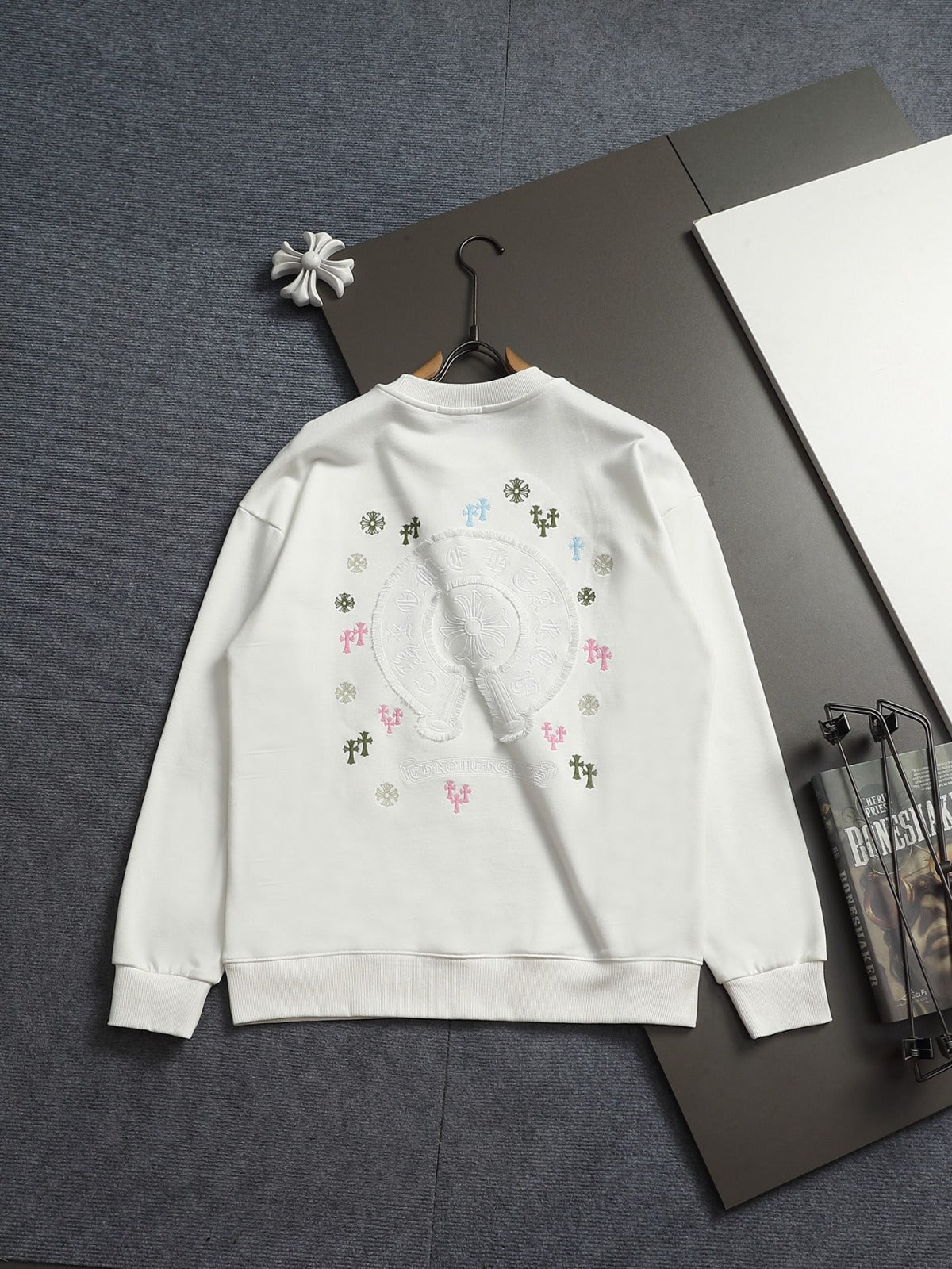 Buzo blanco con cruces multicolor — Chrome Hearts