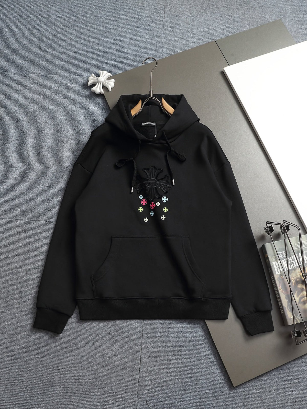 Buzo negro con capucha y cruces multicolor — Chrome Hearts