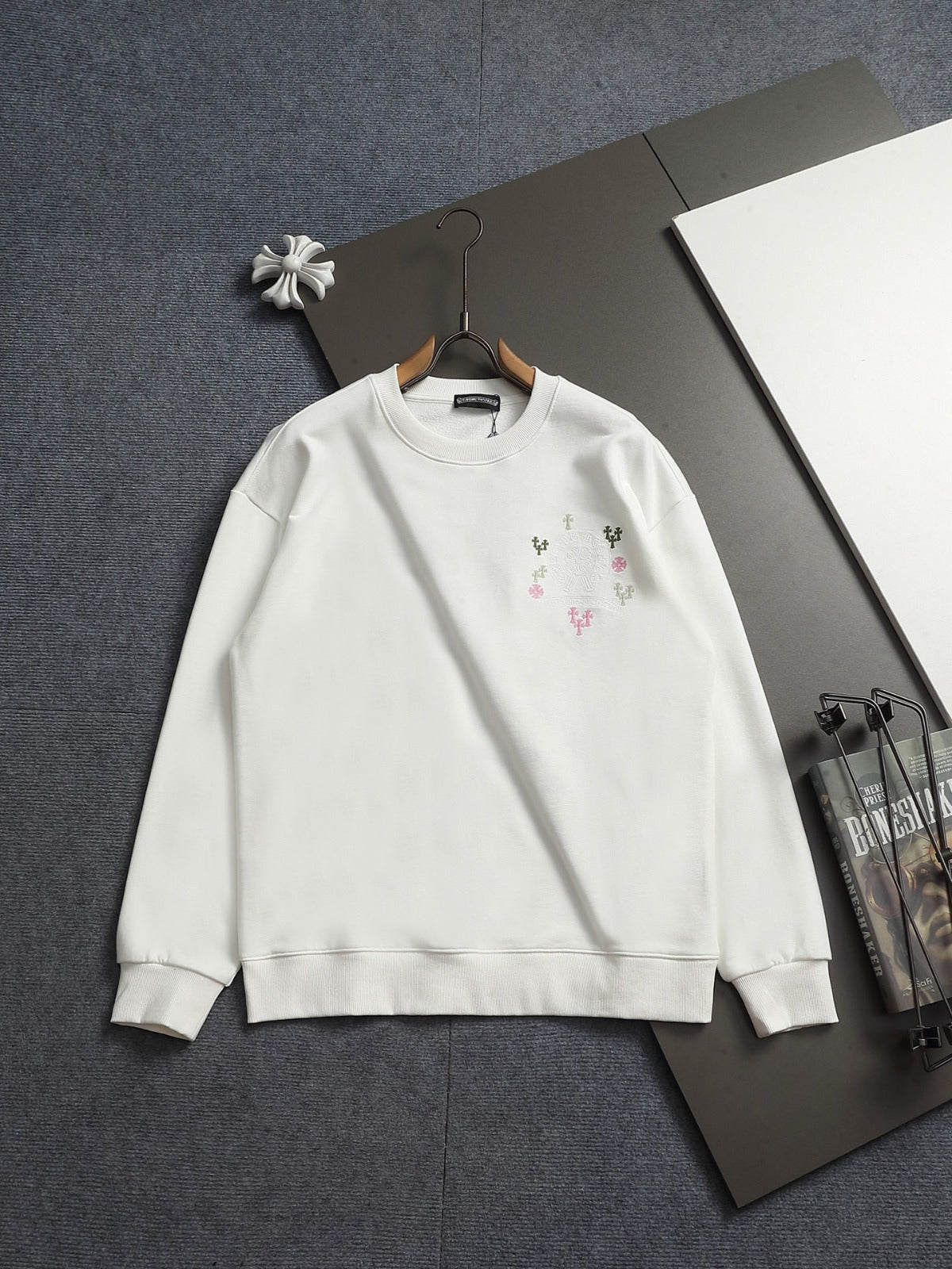 Buzo blanco con cruces multicolor — Chrome Hearts