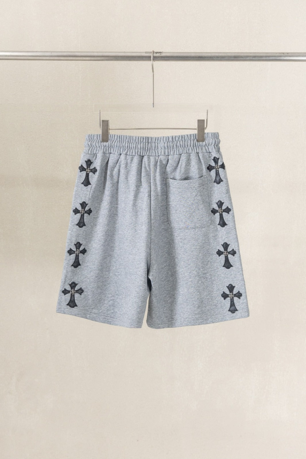 Short gris con cruces oscuras — Chrome Hearts