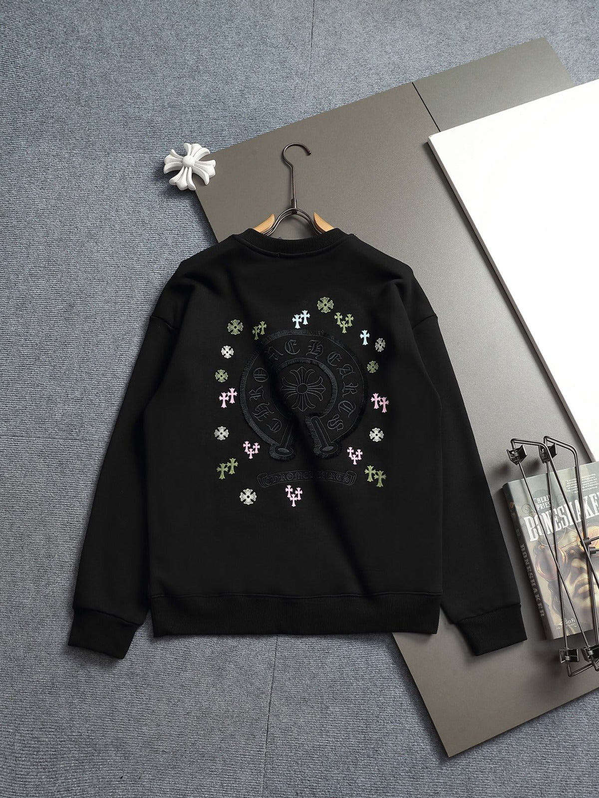 Buzo negro con cruces multicolor — Chrome Hearts