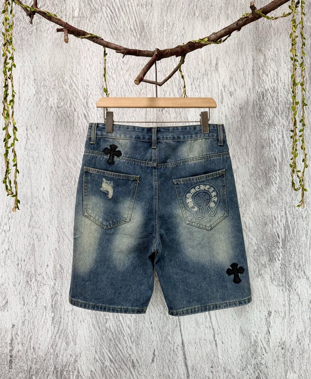 Bermuda de jean azul con cruces negras — Chrome Hearts
