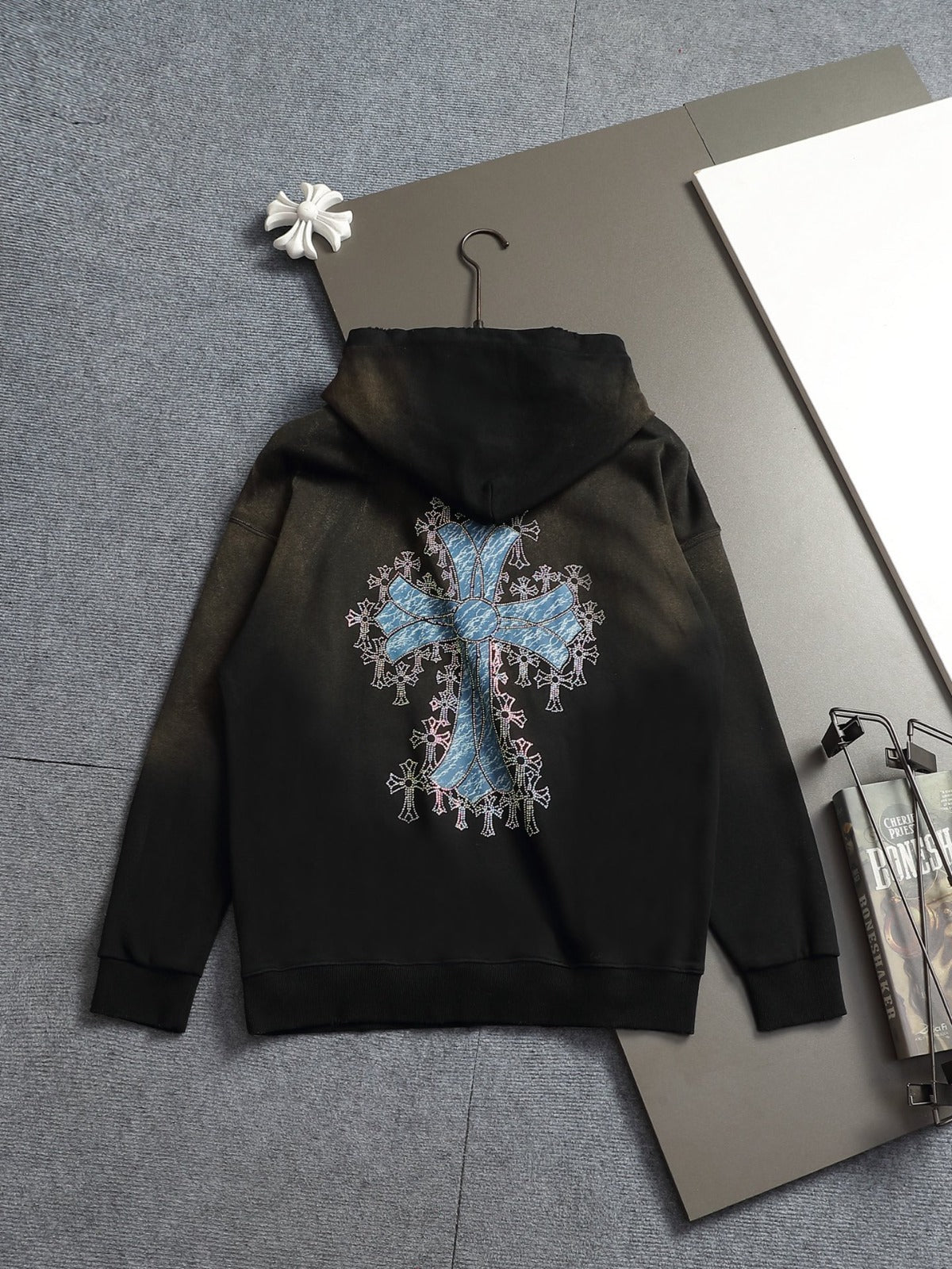 Buzo negro con capucha y cruz azul — Chrome Hearts