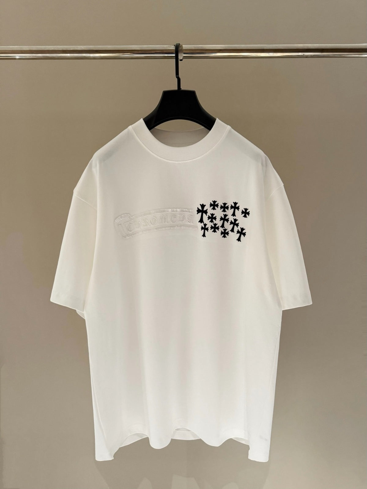 Remera blanca con estampado de cruces en cascada — Chrome Hearts