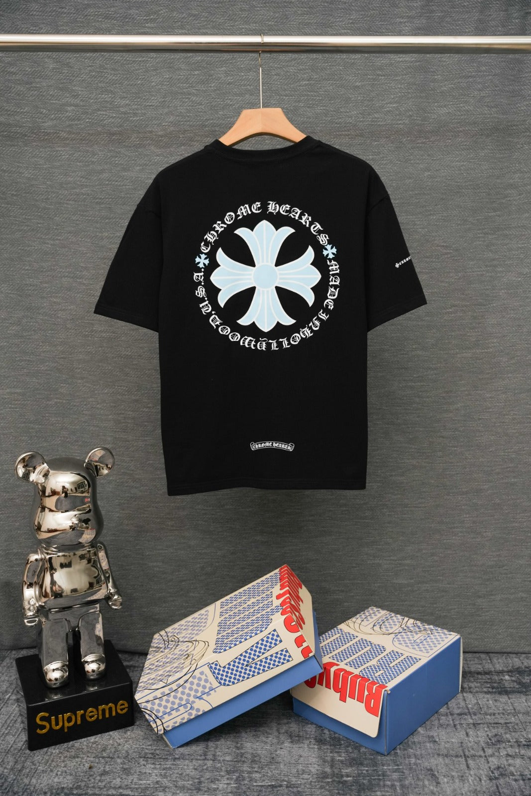 Remera negra con cruz circular blanca — Chrome Hearts