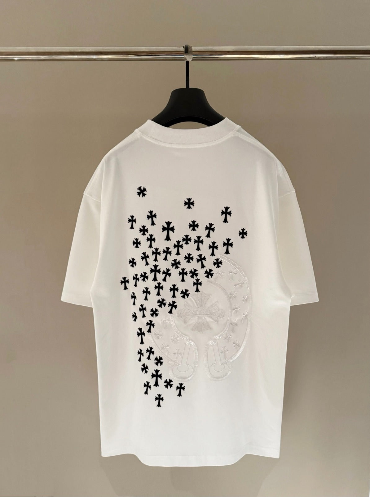 Remera blanca con estampado de cruces en cascada — Chrome Hearts