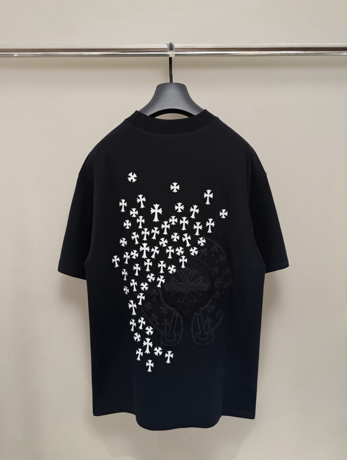 Remera negra con estampado de cruces en cascada — Chrome Hearts