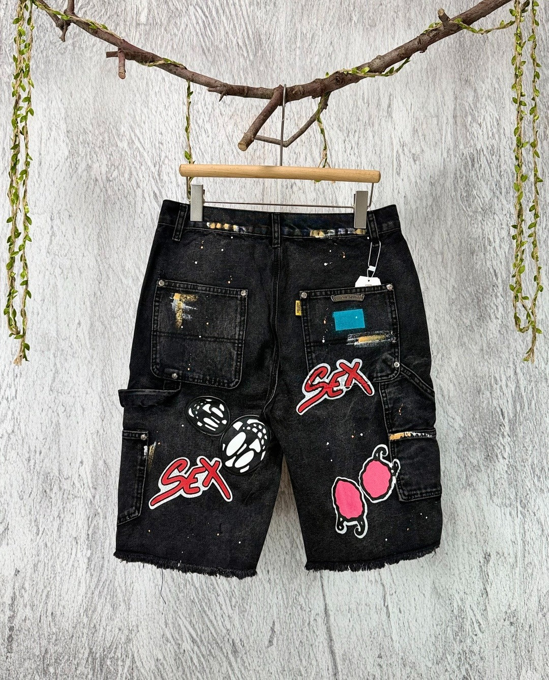 Bermuda de jean negra con parches gráficos — Chrome Hearts