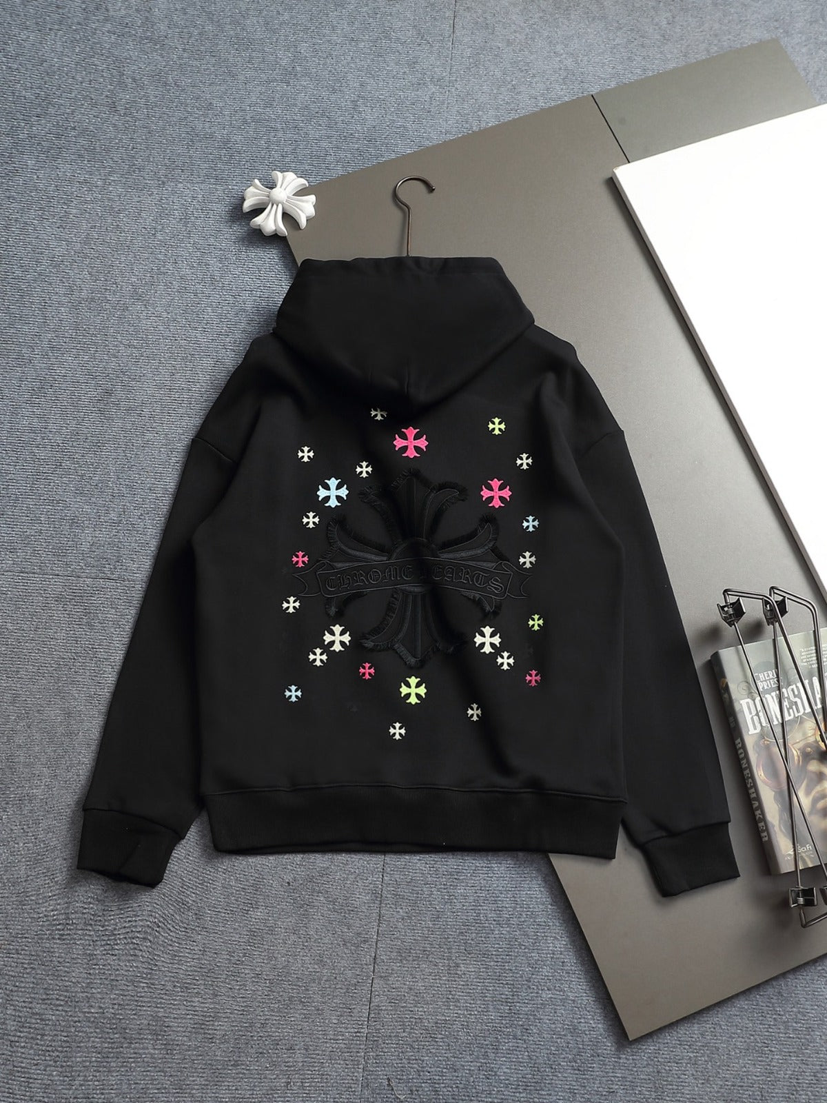 Buzo negro con capucha y cruces multicolor — Chrome Hearts