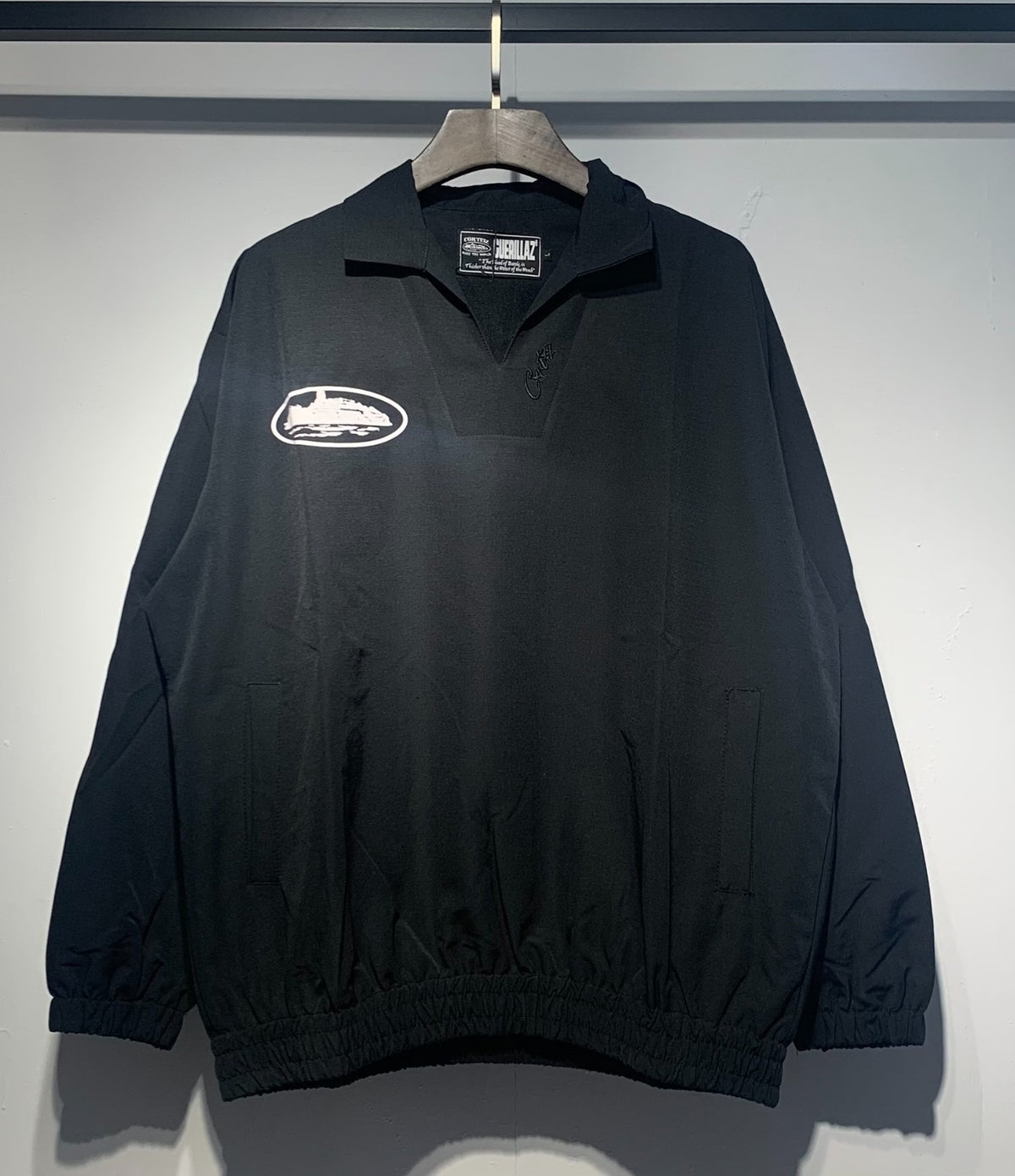 Buzo negro con cuello polo y emblema blanco — Corteiz