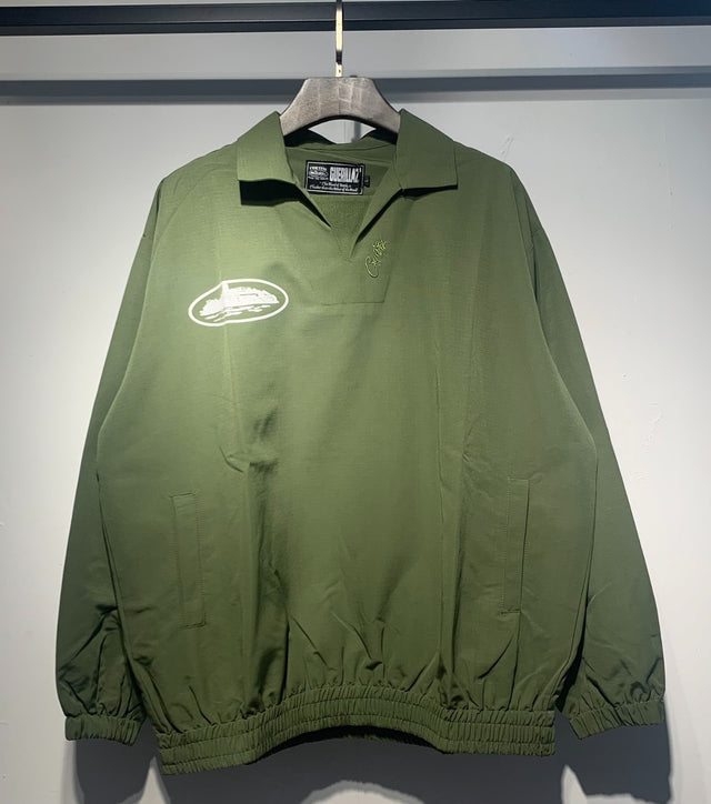 Buzo verde oliva con cuello polo y emblema blanco — Corteiz